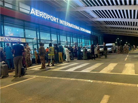 Menschen sind vor dem dem internationalen Flughafen von Niamey zu sehen. Knapp eine Woche nach dem Militärputsch im Niger hat Frankreich mit der Evakuierung seiner Staatsbürger aus dem westafrikanischen Land begonnen.