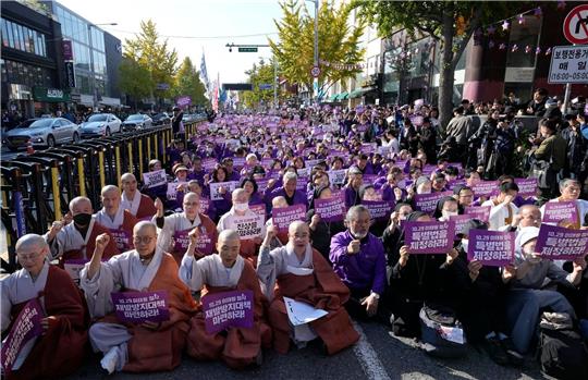 Menschen skandieren während eines Gottesdienstes in Seoul anlässlich des ersten Jahrestages der tödlichen Massenpanik mit vielen Todesopfern.