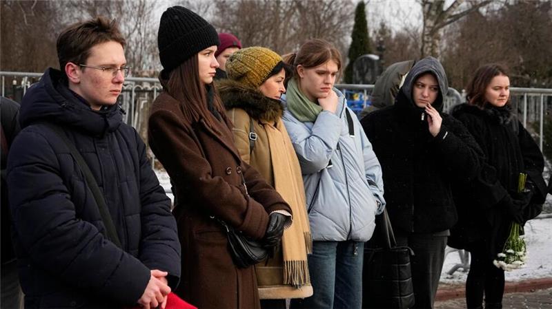 Menschen stehen am Grab des russischen Oppositionsführers Alexej Nawalny auf dem Borisowskoje-Friedhof in Moskau, ein Jahr nach dessen Tod.
