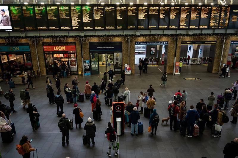 Streiks: Kein Zugverkehr in Großbritannien an Weihnachten Menschen stehen an Anzeigetafeln im Londoner Bahnhof Kings Cross: Streiks behindern den Reiseverkehr zu Weihnachten erheblich.