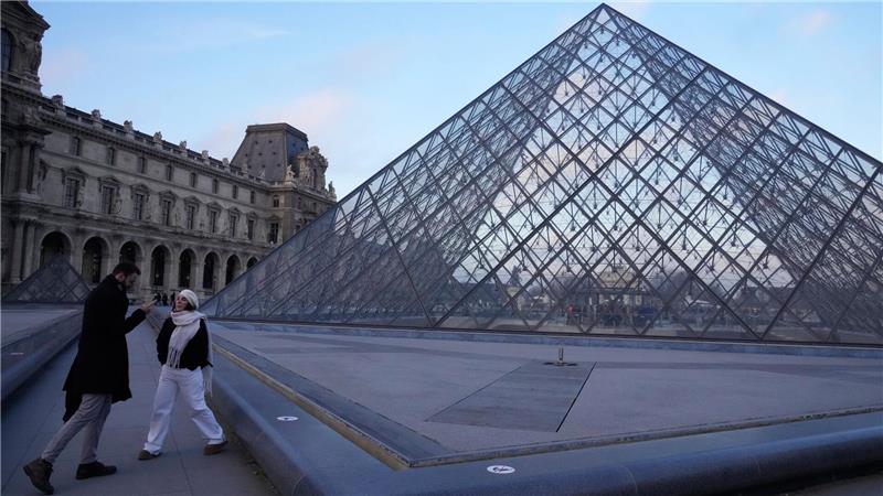 Paris: Louvre wegen Streik geschlossen Menschen stehen an der Pyramide des Louvre-Museums am Montagmorgen.