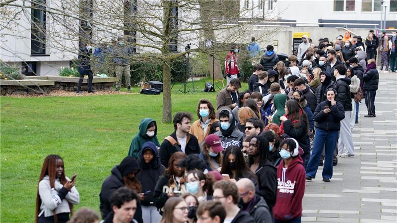 Menschen stehen an, um vorsorglich Antibiotika zu erhalten.
