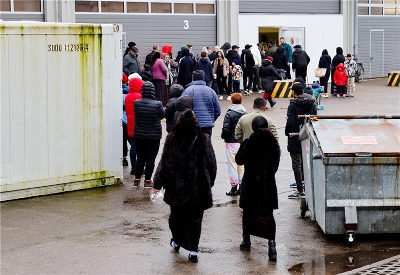 Städtetag: Flüchtlingsgipfel muss Ergebnisse bringen Menschen stehen bei einer Essenausgabe in der Landesunterkunft der Gemeinde Seeth im Kreis Nordfriesland Schlange.