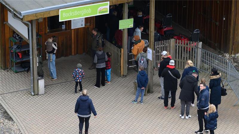 Harz und Heide ziehen positive Ferienbilanz Menschen stehen für eine Fahrt mit der Sommerrodelbahn Bocksbergbob in Hahnenklee.