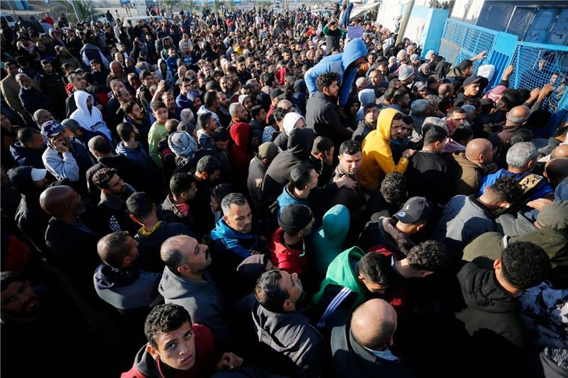 Medien: Israel will mehr Hilfe für Gaza zulassen Menschen stehen in der Stadt Dair El-Balah im Gazastreifen an, um Mehl zu erhalten, das von der UN verteilt wird.