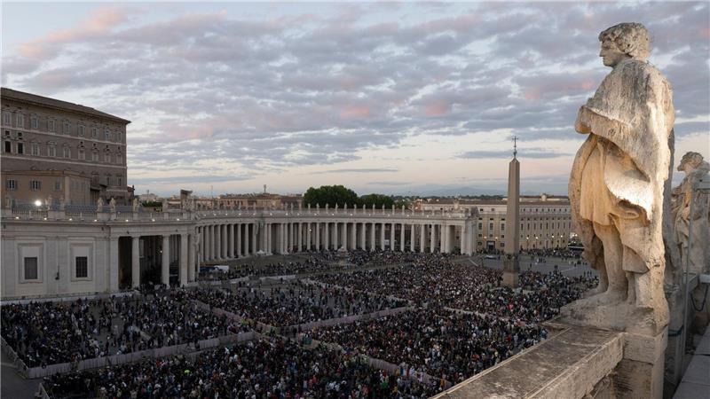 Menschen stehen nach Beginn des Konklaves zur Wahl eines neuen Papstes auf dem Petersplatz. (zu dpa: «Kardinäle suchen weiter nach neuem Papst»)