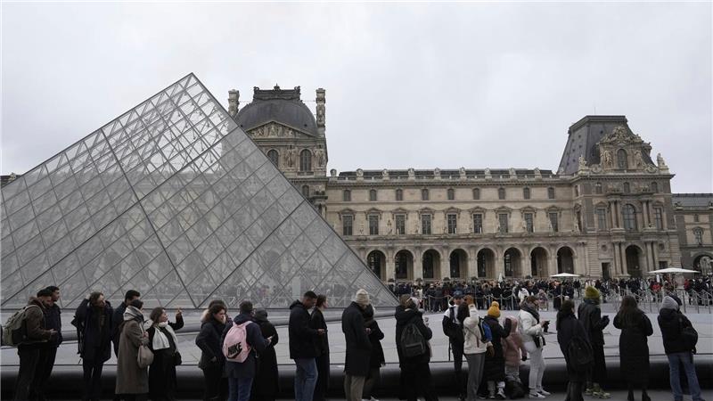 Louvre-Personal am Limit: Touristen vor geschlossenen Türen Menschen stehen vor den Louvre Schlange.