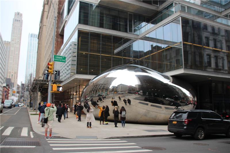 Wie Chicago: Auch New York hat jetzt eine „Bohne” Menschen stehen vor einer neuen «Bohnen»-Skulptur von Künstler Anish Kapoor in New York.