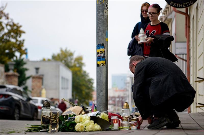 Tödlicher Angriff auf Gay-Bar in Bratislava schockt Slowakei Menschen stellen Kerzen am Tatort nach Schüssen vor einer Schwulenbar ab. Im Zentrum der slowakischen Hauptstadt Bratislava hat ein Angreifer vor einer Schwulenbar zwei Männer erschossen und eine Kellnerin schwer verletzt.