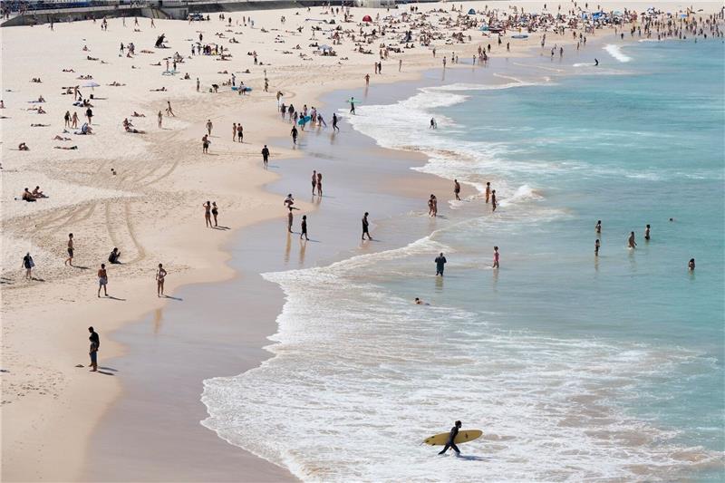 Hitze - Australien ruft Wetterphänomen El Niño aus Menschen suchen Abkühlung am Bondi Beach in Sydney.