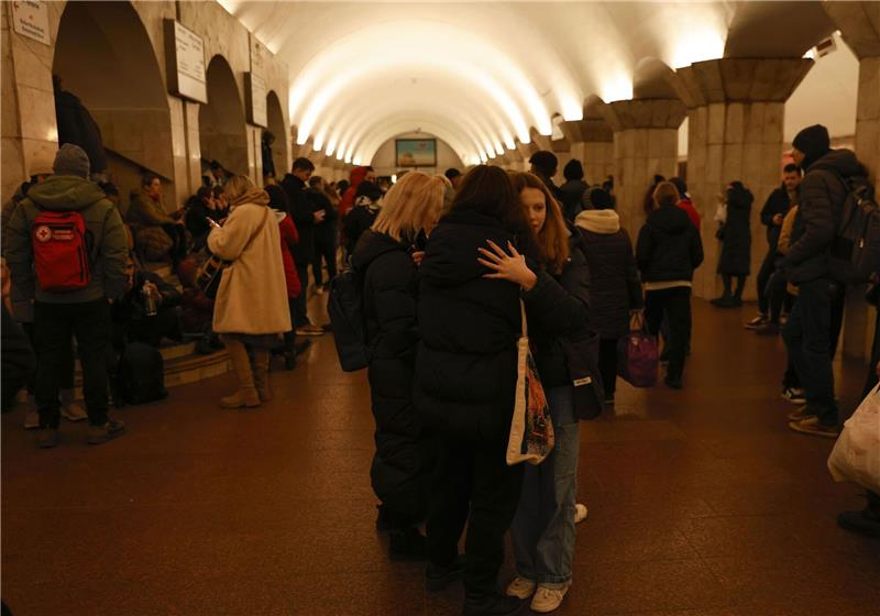 Klitschko berichtet von Schäden in Kiew nach Drohnenangriff Menschen suchen an Silvester Schutz in einer U-Bahn-Station in Kiew.