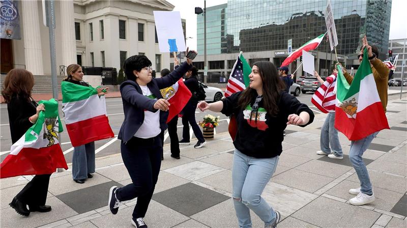 Menschen tanzen und singen.