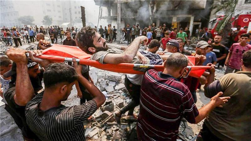 Bilder des Tages Menschen tragen einen Mann, der bei einem israelischen Luftangriff in Gaza verletzt wurde.