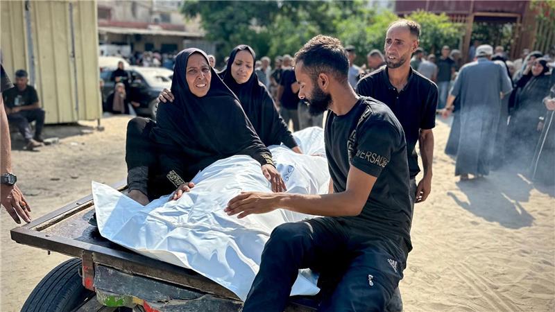 Bilder des Tages Menschen trauern, als die Leichen von Palästinensern, die bei einem israelischen Angriff auf Behelfszelte getötet wurden, in das Al-Nasser-Krankenhaus in Chan Junis, Gaza, gebracht werden.