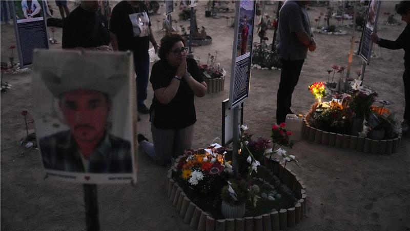 Bilder des Tages Menschen trauern am Jahrestag am Ort des Nova-Musikfestivals. Die terroristische Hamas hatte das Fest angegriffen, Hunderte Menschen getötet und viele weitere in den Gazastreifen verschleppt.