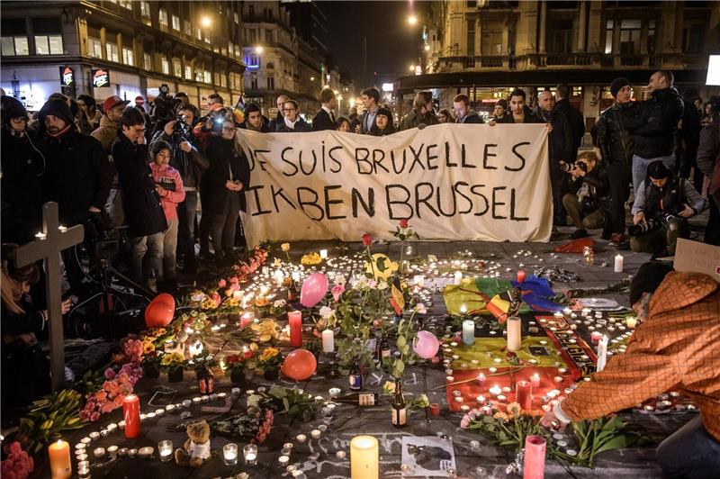 Menschen trauern nach den islamistischen Terror-Anschlägen in Brüssel.