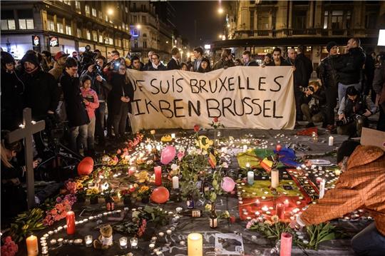 Menschen trauern nach den islamistischen Terror-Anschlägen in Brüssel.