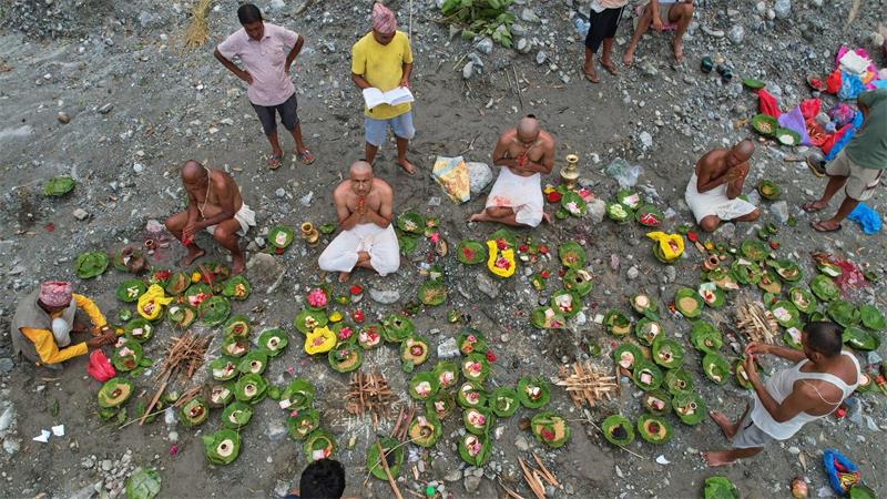 Menschen trauern und gedenken in Nepal der Opfer der Sturzflut im Himalaya. 