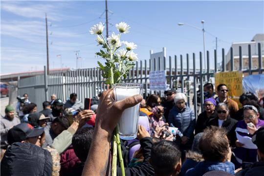 Menschen trauern vor einer Sammelstelle für festgenommene Migranten, wo bei einem Brand mehrere Menschen ums Leben gekommen waren.