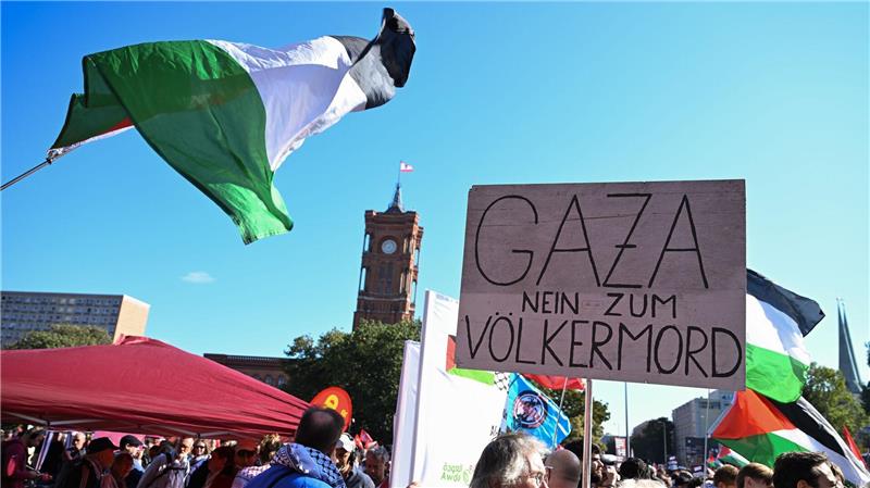 Rekordzahl gegen Gaza-Krieg auf der Straße Menschen trugen Fahnen und Schilder.