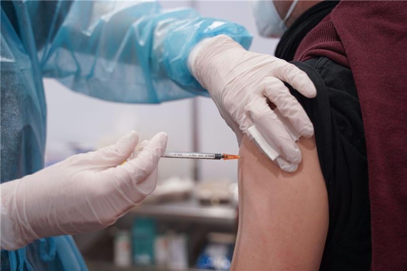 Corona-Impfung: Ältere werden per Post informiert Menschen über 60 Jahre sollten sich erneut gegen das Coronavirus impfen lassen.
