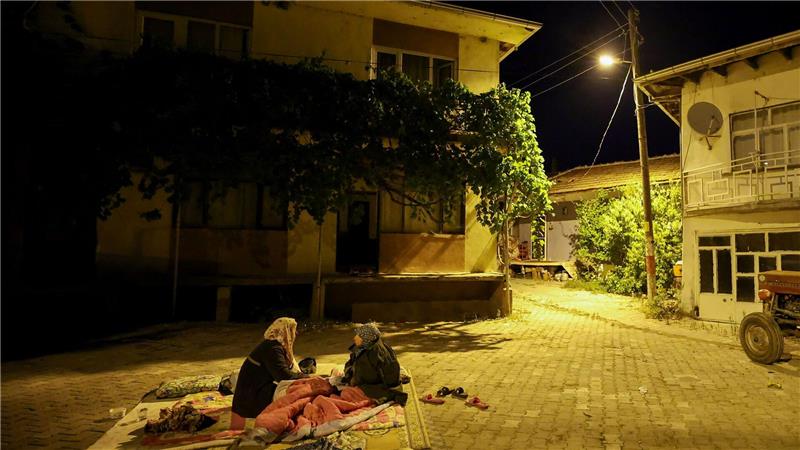 Hunderte Nachbeben in der Westtürkei - Festnahmen Menschen übernachten aus Angst vor Nachbeben im Freien