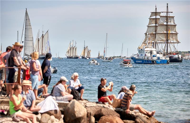Kieler Woche: Windjammerparade lockt 140.000 Schaulustige an Menschen verfolgen an der Förde die Windjammerparade.