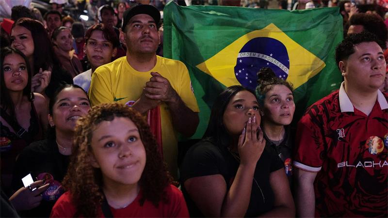Flávio Bolsonaro leicht favorisiert in Stichwahl gegen Lula Menschen verfolgen die Auszählung.