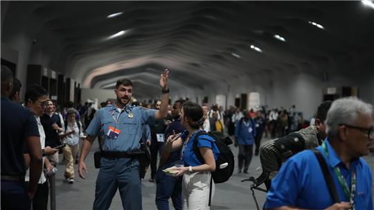 Menschen verlassen das Gelände der Weltklimakonferenz COP 30 wegen eines Feuers.