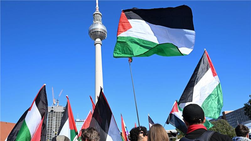 Bilder des Tages Menschen versammeln sich am Neptunbrunnen zu einem Demonstrationsmarsch und einer Kundgebung für Gaza.