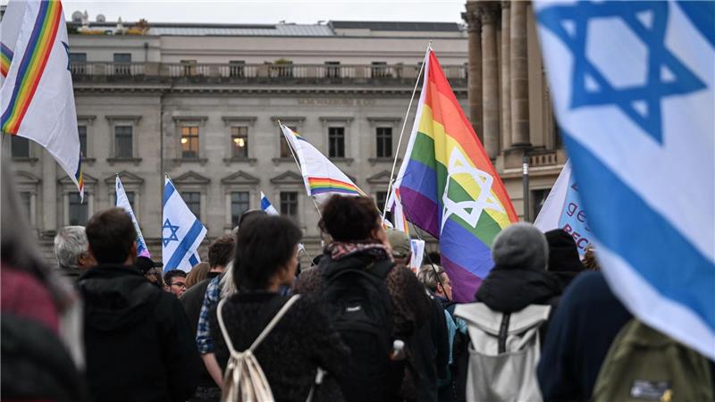 Menschen versammeln sich auf dem Bebelplatz zu einer Mahnwache zum 7. Oktober 2023.