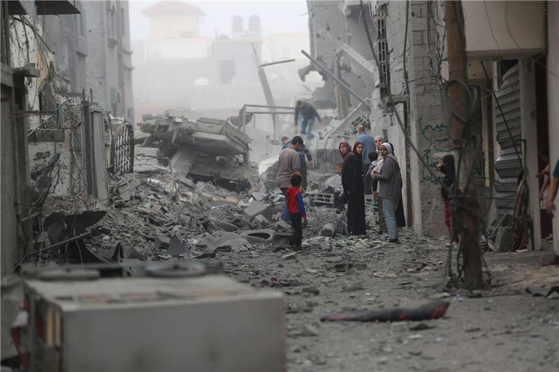 Israel kündigt „sofortige” Aufstockung von Gaza-Hilfe an Menschen versammeln sich auf den Trümmern eines zerstörten Gebäudes nach einem Luftangriff im Flüchtlingslager Maghazi im Zentrum des Gazastreifens.