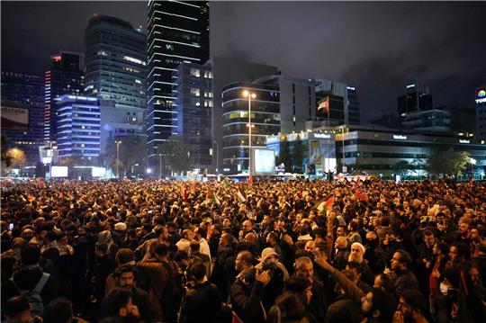 Menschen versammeln sich aus Solidarität mit den Palästinensern vor dem israelischen Konsulat in Istanbul.