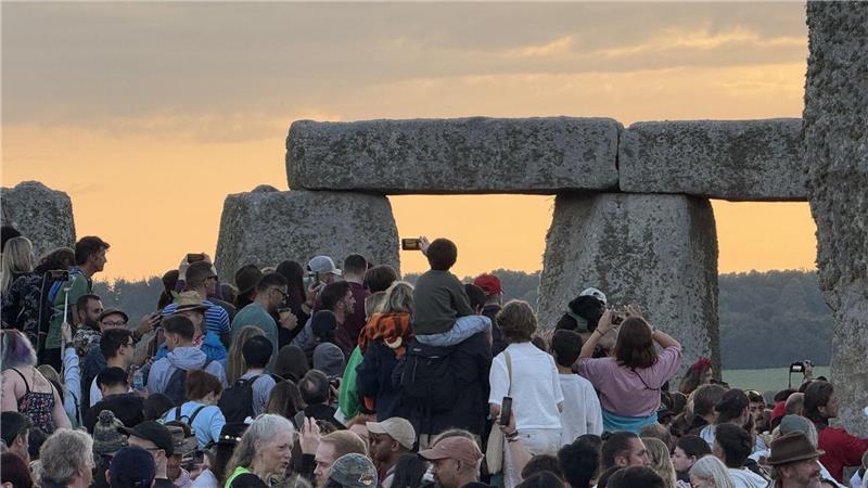Menschen versammeln sich aus vielen gründen am Steinkreis Stonehenge.