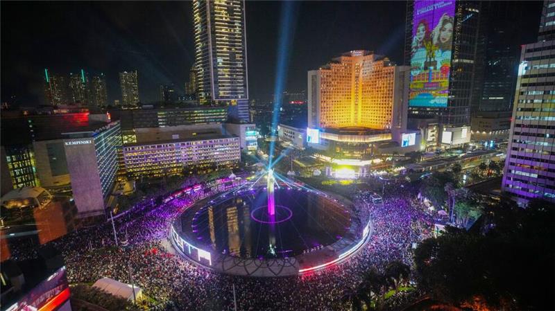 Menschen versammeln sich in der Silvesternacht im Hauptgeschäftsviertel in Jakarta.