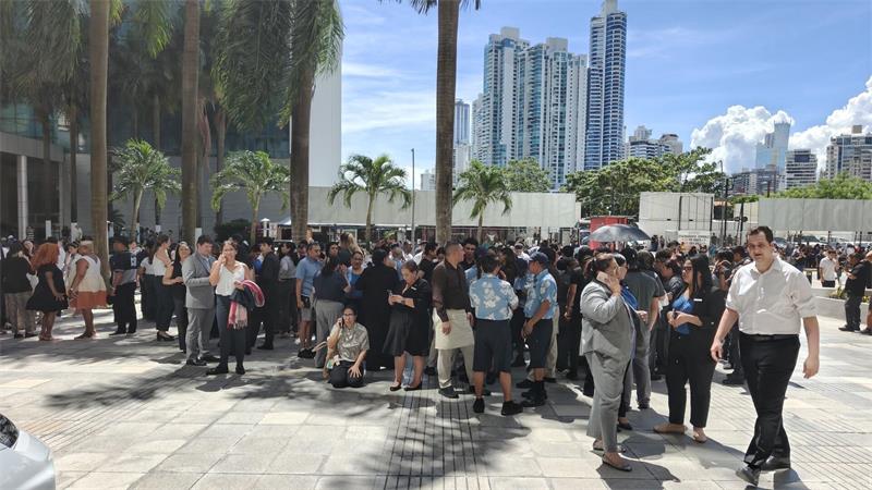 Schweres Erdbeben in Panama - Entwarnung bei Tsunami-Gefahr Menschen versammeln sich nach dem schweren Beben im Freien.