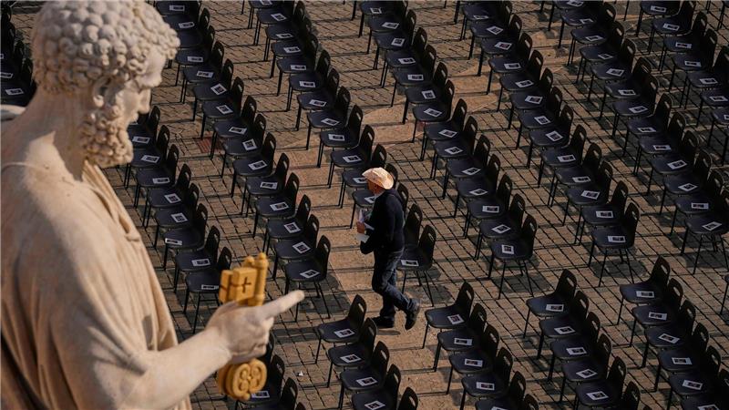 Menschen versammeln sich vor einer Messe, die vom vatikanischen Staatssekretär, Kardinal Pietro Parolin, am zweiten von neun Trauertagen für den verstorbenen Papst Franziskus auf dem Petersplatz im Vatikan geleitet wird.
