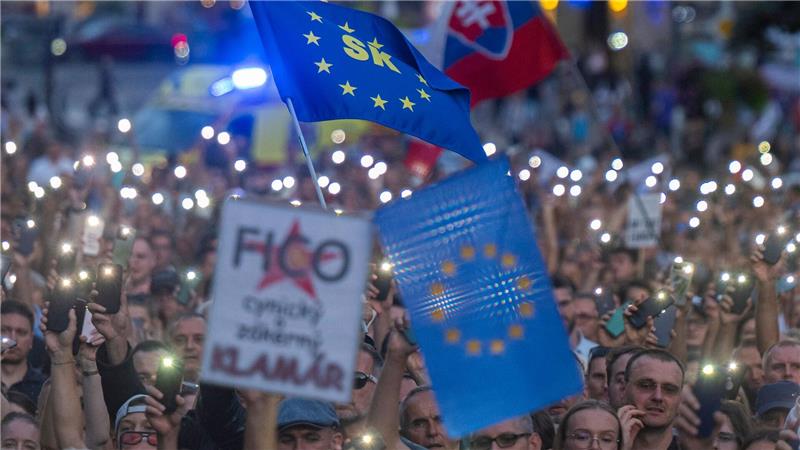 Bilder des Tages Menschen versammeln sich während einer Demonstration in Bratislava.