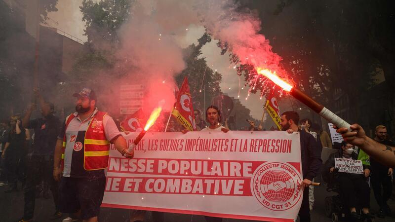 Massenproteste gegen rechts in Frankreich Menschen während einer Anti-Rechts-Kundgebung in Toulouse.