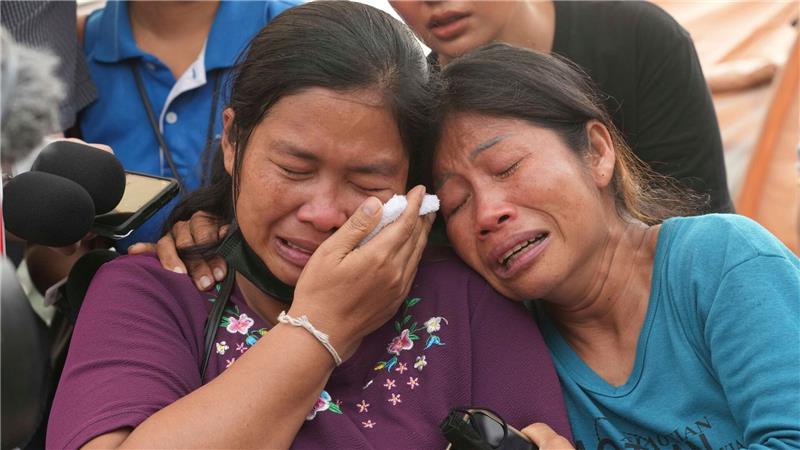 Sorge um Erdbeben-Vermisste in Bangkok und Myanmar Menschen warten auf Nachrichten über Angehörige, die in den Trümmern des Hochhauses in Bangkok vermutet wurden.