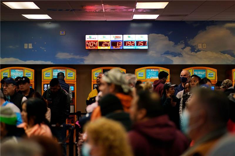 Menschen warten in der Schlange vor dem "Lotto Store at Primm" direkt an der kalifornischen Grenze.