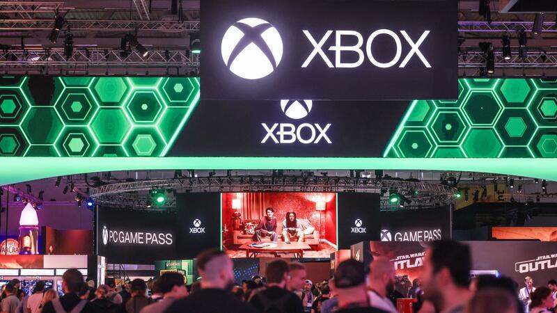 Großer Andrang bei Gamescom - Verband sieht positive Zukunft Menschen warten vor dem Gamescom-Stand von Microsoft Xbox.