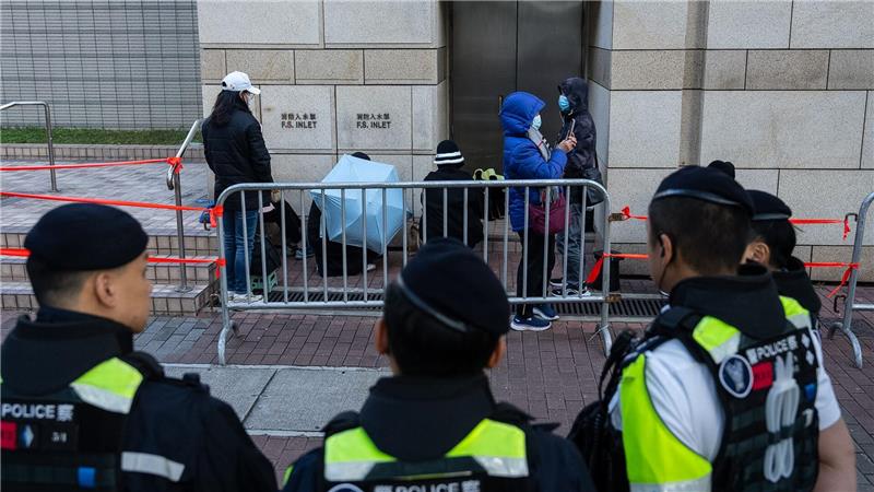 Menschen warten vor dem West Kowloon Magistrates‘ Courts auf die Urteilsverkündung gegen den Hongkonger Aktivisten und Verleger Jimmy Lai.