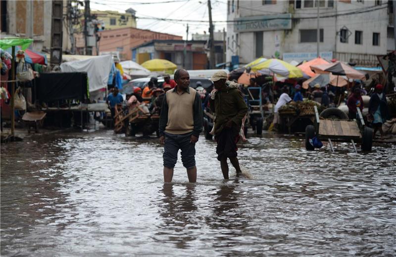 Mindestens 16 Tote nach Tropensturm in Madagaskar Menschen waten durch das Hochwasser einer überfluteten Straße in Antananarivo.