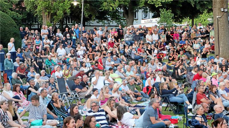 Mittsommerfeste im Nordharz: Tausende feiern zum Sommeranfang Menschen, wohin das Auge reicht: Mehr als 2000 Besucher warten auf der Wiese an der Burg Sehusa in Gartenstühlen oder auf Picknickdecken auf den Auftritt von „Kings of Floyd“.