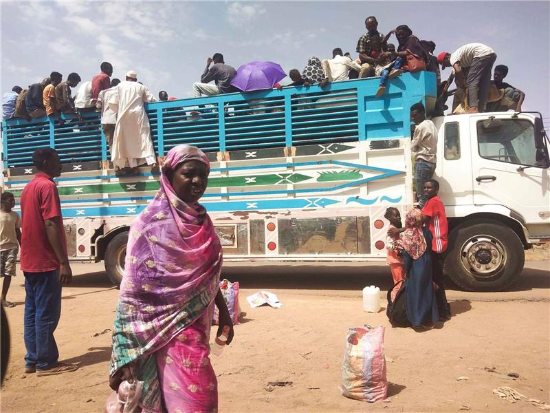 Im Sudan droht eine humanitäre Katastrophe Menschen wollen Khartum verlassen. Seit nun mehr vier Monaten bekämpfen sich die Konfliktparteien im Sudan.