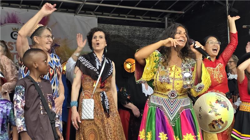 Zwölf Prozent der Goslarer haben eine ausländische Herkunft Menschen zahlreicher Nationalitäten feiern Mitte August beim Fest der Kulturen auf dem Goslarer Marktplatz bunt und friedlich miteinander.
