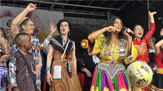 Menschen zahlreicher Nationalitäten feiern beim Fest der Kulturen friedlich zusammen.