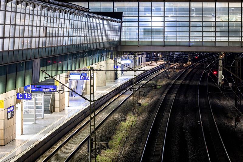 Menschenleer ist am frühen Morgen ein Bahnsteig im Messebahnhof Laatzen in der Region Hannover.