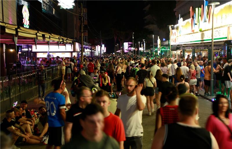 Sauftourismus auf Mallorca ist nicht zu bremsen Menschenmassen auf der Schinkenstraße unweit des Ballermanns auf Mallorca.